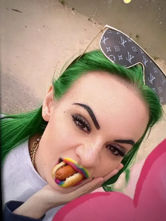 I’m kat love hotdogs